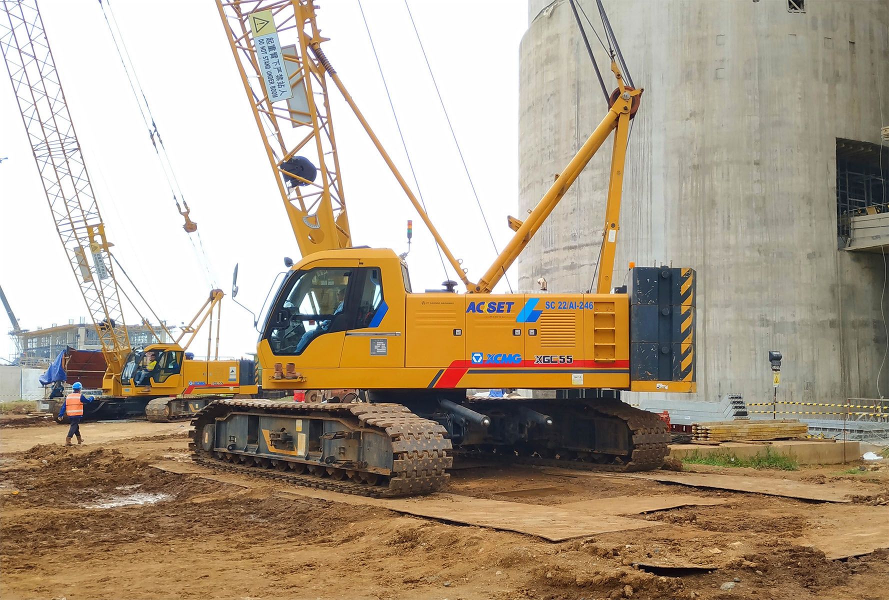 Гусеничный кран XGC55